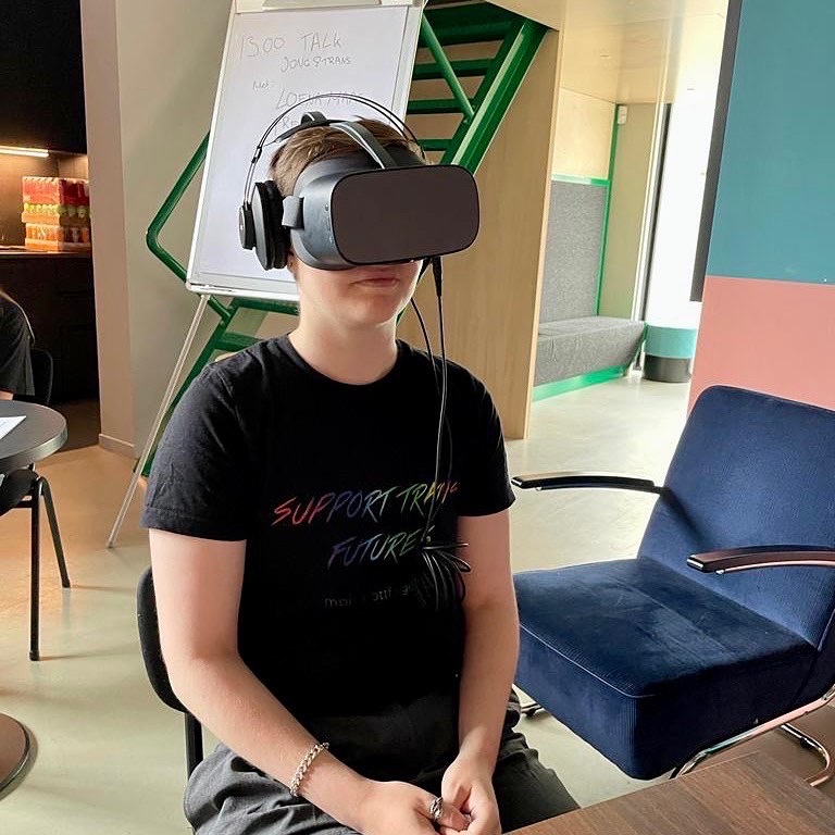 foto van persoon met VR bril op