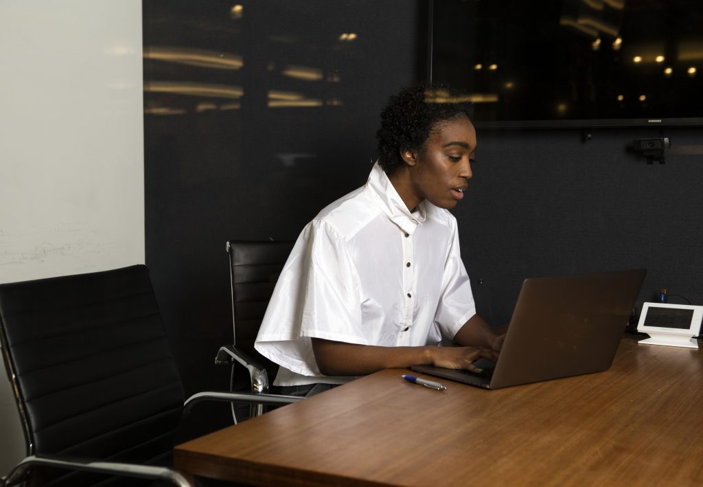foto A-non-binary-person-using-a-laptop-at-work-
