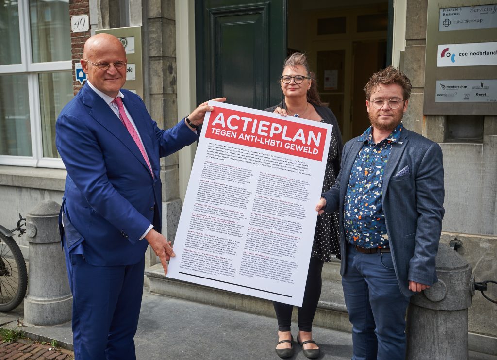 foto van Brand Berghouwer en minister Grapperhaus met actieplan in hand tegen anti-LHBTI geweld
