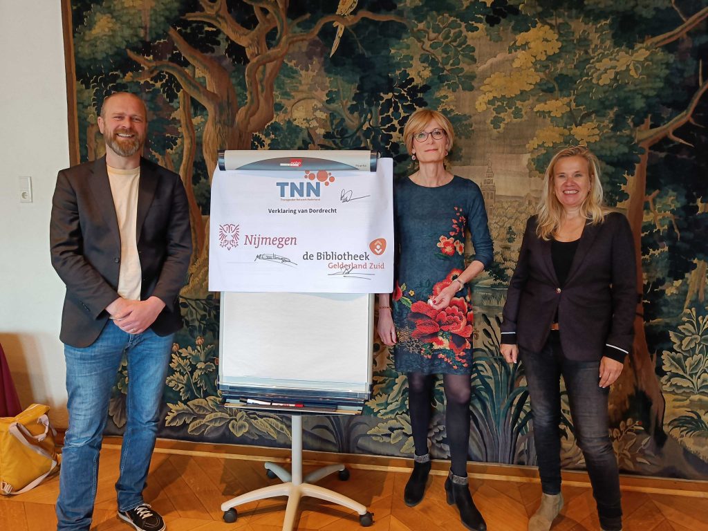 Foto van Remke en medewerkers gemeente Nijmegen bij tekenen transgendervriendelijke werkvloer
