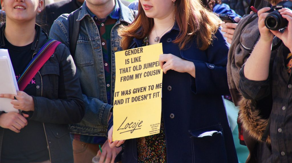 afbeelding demonstratie transgenderwet waarbij iemand een poster vasthoudt