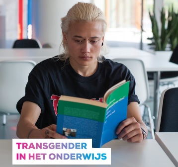 foto van persoon die boek vastheeft met tekst: 'transgender in het onderwijs'.