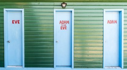 foto van deuren met tekst; eve, adam or eve en adam met groene muur.