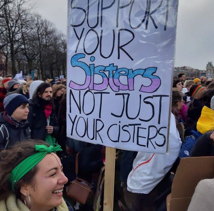 foto van protest bord met: Support your sisters not just cisters