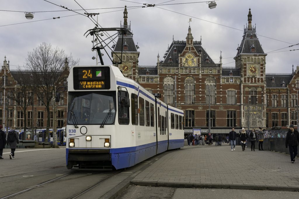 Foto van amsterdam centraal met tram