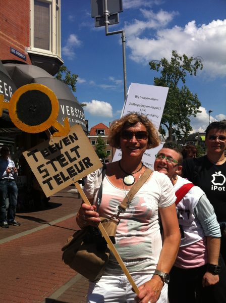 foto van Willemijn da campo op demonstratie met bordje; teeven stelt teleur