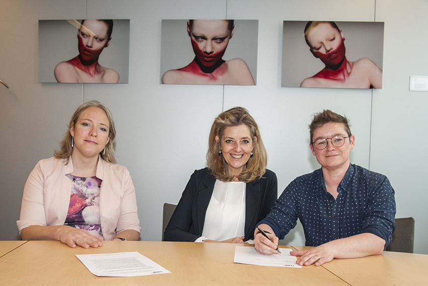foto van handtekening Gendertalent met drie personen