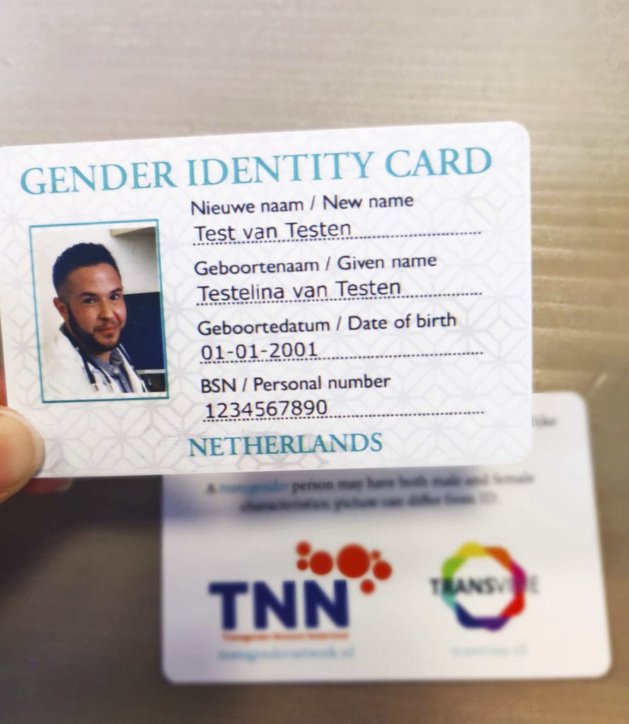 foto van gender identity card met nep gegevens erop