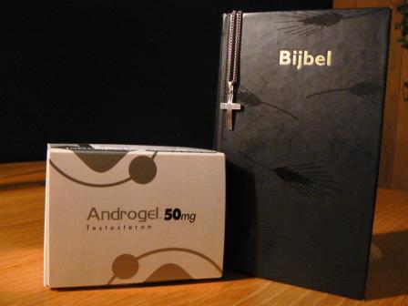 foto van androgel 50mg doos naast een bijbel met een kruisje