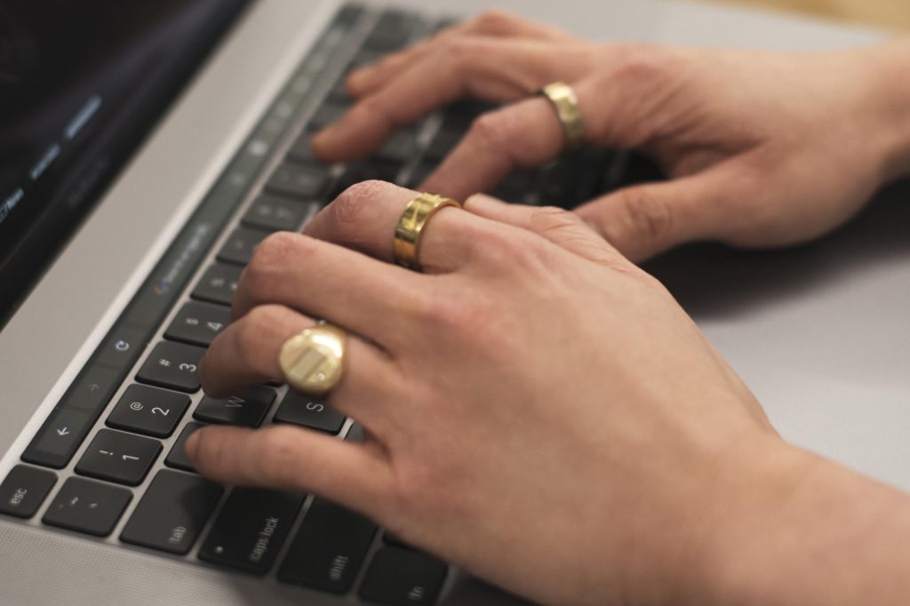 foto van typende handen op toetsenbord van laptop