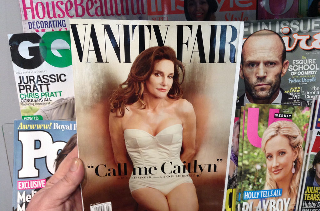 Foto van allerlei tijdschriften met in het midden de Vanity Fair met een foto van Caitlin in lingerie en de tekst "Call me Caitlyn"