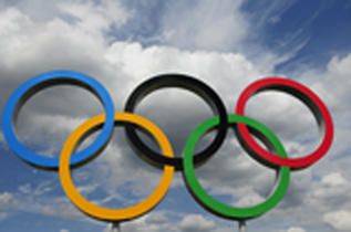 olympische spelen logo met een blauwe lucht in de achtergrond