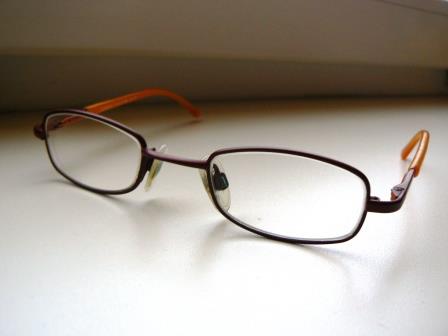 foto van een bril op een witte ondergrond