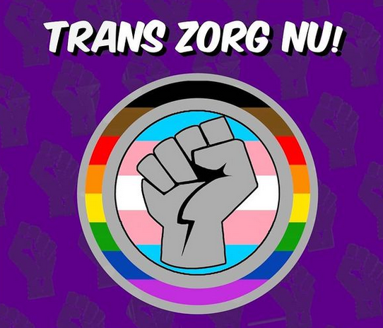 Afbeelding Trans Zorg Nu! met een cirkel met regenboogkleuren en erin een cirklel met de transvlag kleuren en een getekende grijze vuist