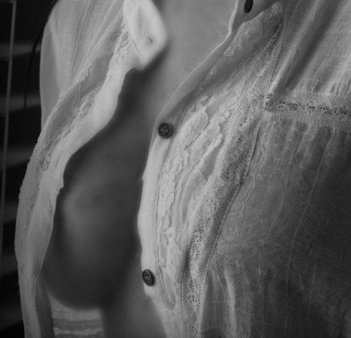 Foto vrouwenborst met blouse open erover heen