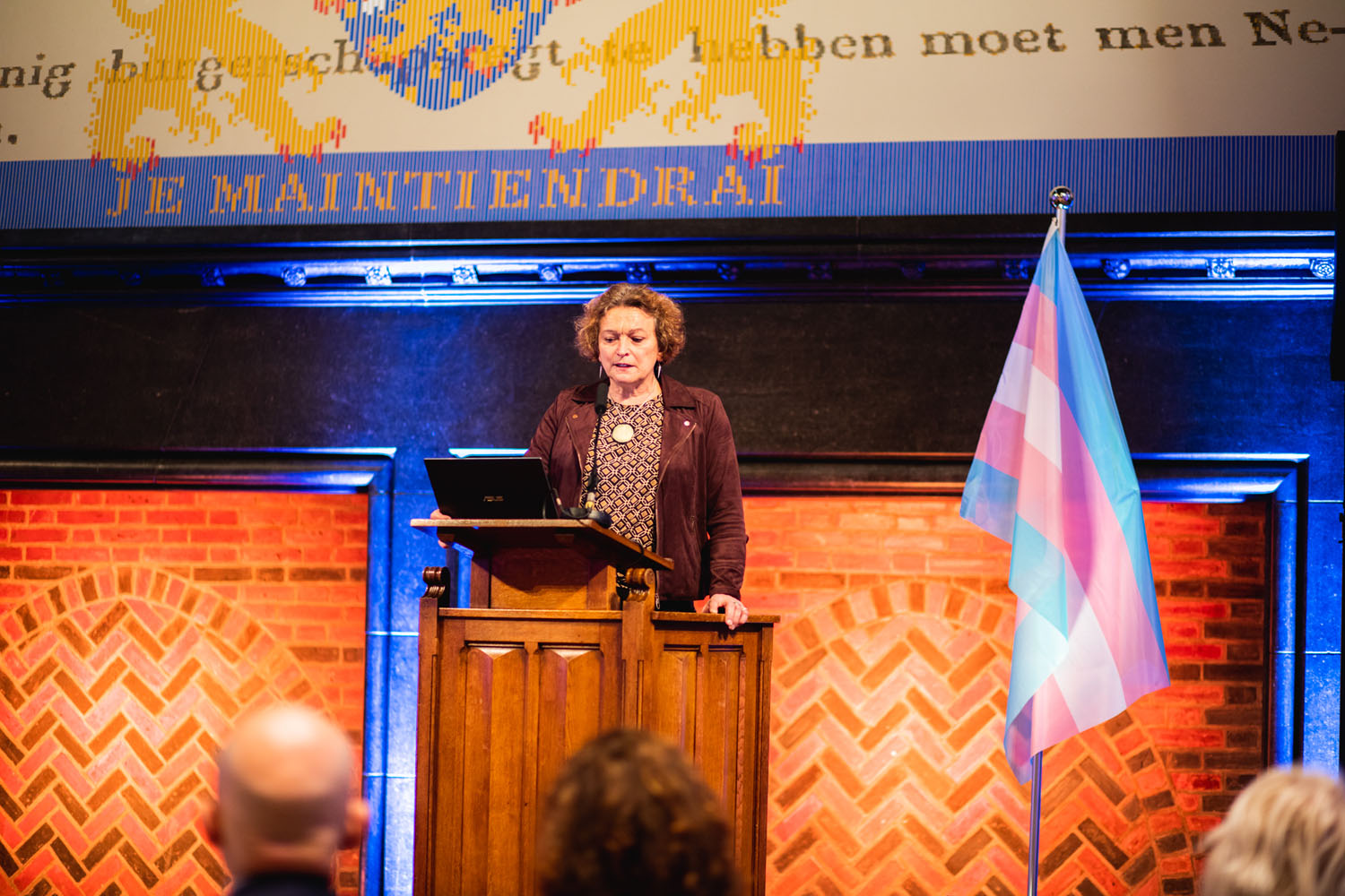 Willemijn van Kempen op het podium, achter de microfoon, in de Ridderzaal