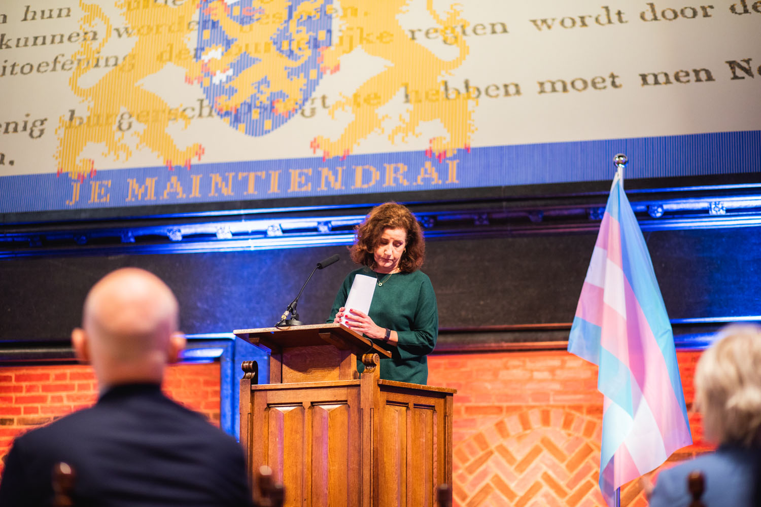 Foto van minister Van Engelshoven op het podium voor de microfoon in de Ridderzaal