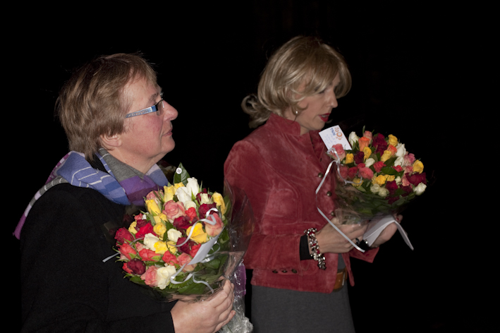 Transgender gedenkdag 2009, foto van 2 personen met beiden een bos bloemen in de hand.