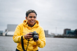 Transgender Netwerk Thema Media: een persoon die een fotocamera vasthoudt.