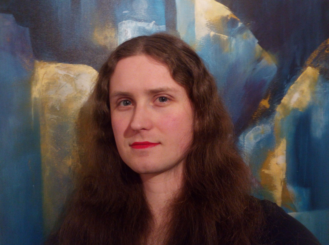 Portret van Sander voor een schilderij met blauwtinten.