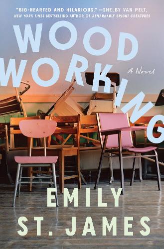 De platte boekcover van “Woodworking” door Emily St. James. Een chaotisch gestapelde verzameling houten en roze metalen stoelen vult het beeld, geplaatst tegen een klaslokaalmuur. De titel “WOODWORKING” staat in grote witte letters diagonaal over de afbeelding. Bovenaan een quote van Shelby Van Pelt: “Big-hearted and hilarious.”