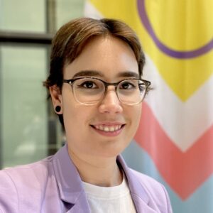 Portretfoto van Amber Witsenburg, kandidaat Tweede Kamerlid voor de SP