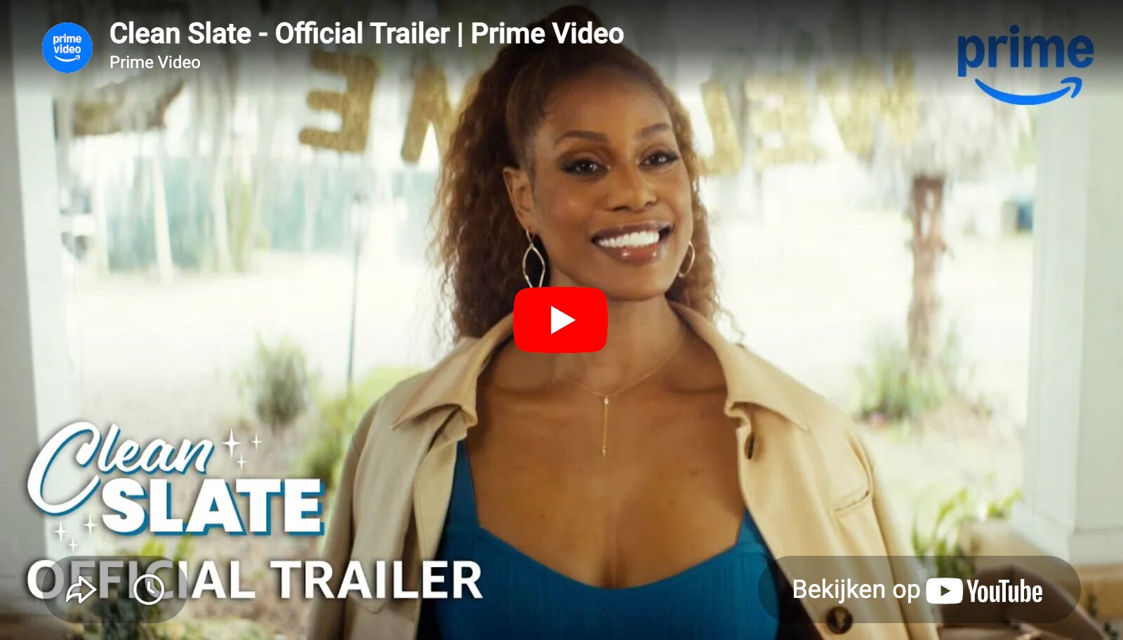 Een persoon met lang krullend haar kijkt lachend naar de camera. Ze dragen een blauwe top en een beige jas. Op de voorgrond staat de tekst Clean Slate - Official Trailer. Bovenaan staat het logo van Prime Video.
