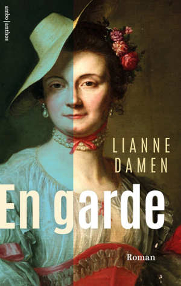 Boekcover van En garde door Lianne Damen. Links een persoon in blauwe kleding met een hoed, rechts dezelfde persoon in historische kleding met bloemen in het haar. De twee helften van het gezicht hebben een andere uitstraling. De titel is groot geschreven over de afbeelding.