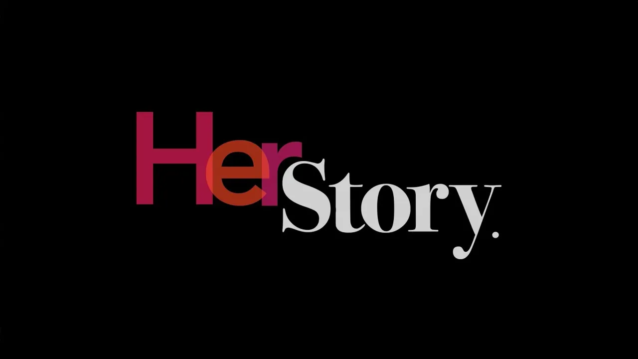 Tekst op een zwarte achtergrond met het woord HerStory. Her is in dikke rode letters en Story in witte dunne letters.