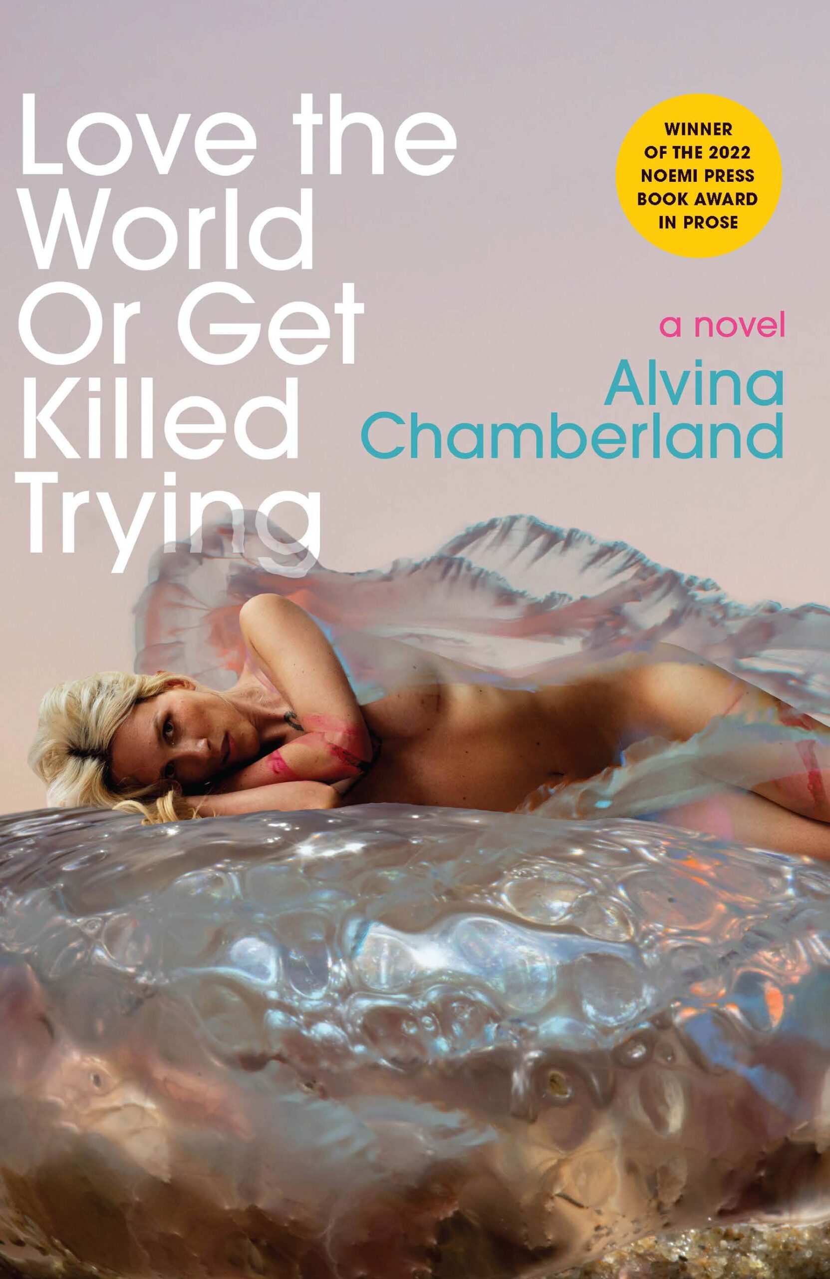 Boekomslag met grote tekst links: Love the World Or Get Killed Trying. Rechts a novel Alvina Chamberland. Onderaan een naakte persoon ligt op de zij op doorschijnend glanzend materiaal, hand bij het hoofd.