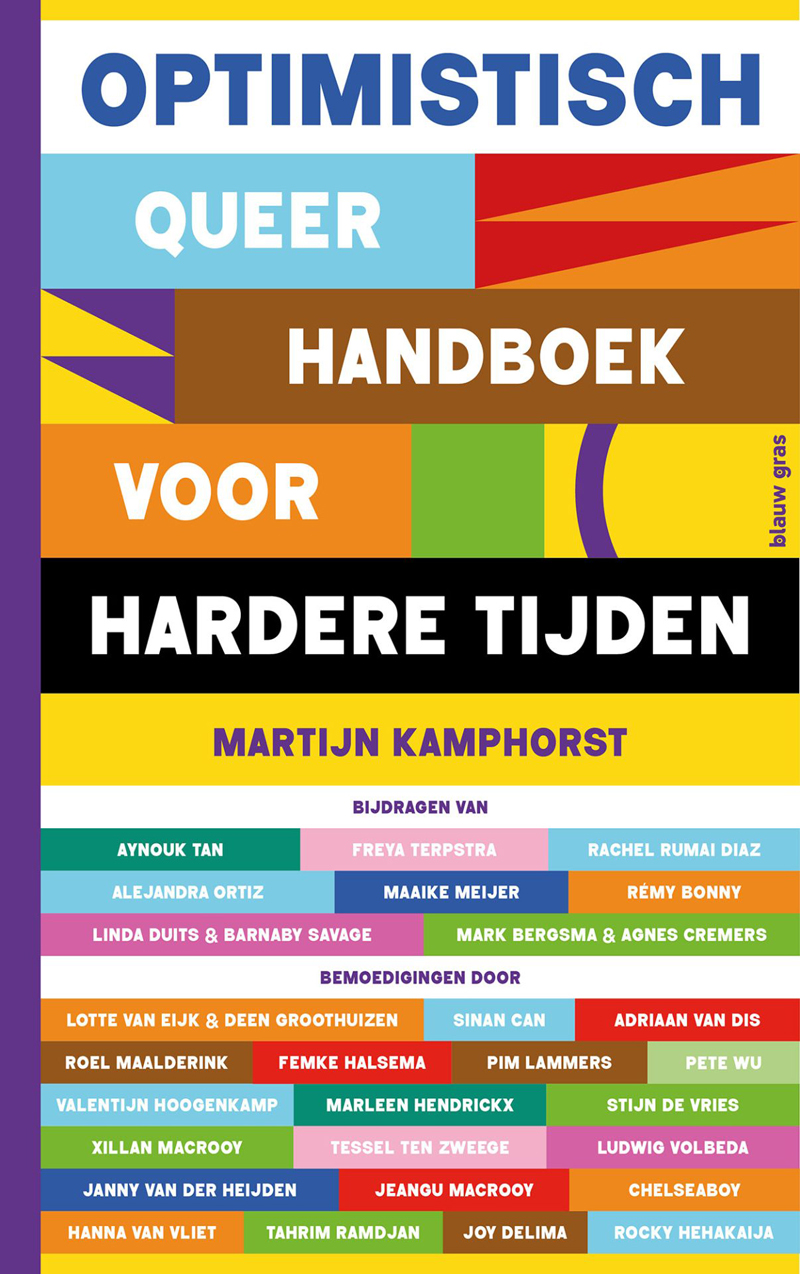 Omslag met felgekleurde horizontale banden. Grote letters: OPTIMISTISCH, QUEER, HANDBOEK VOOR HARDERE TIJDEN. Auteur: MARTIJN KAMPHORST. Onderaan veel gekleurde blokjes met namen van bijdragers.