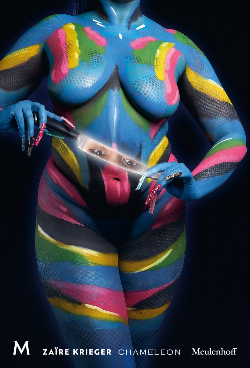 Naakte torso van een persoon van nek tot bovenbenen, geheel blauw beschilderd met gele, roze, groene en zwarte strepen en patronen. Persoon houdt een groot mes horizontaal waarvan het blad de ogen weerspiegelt. Lange versierde nagels. Donkere achtergrond; witte tekst onderaan.